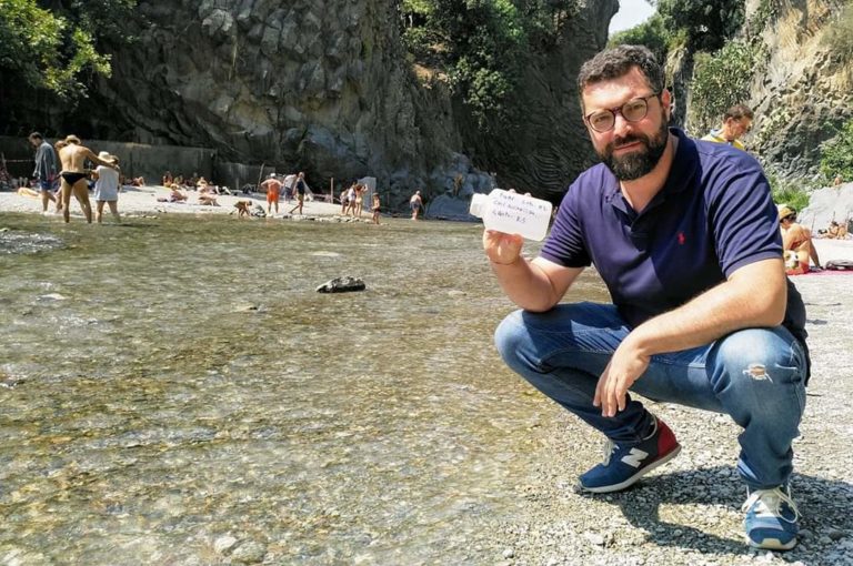 Il deputato M5S De Luca controlla la qualità delle acque nel Parco fluviale dell’Alcantara