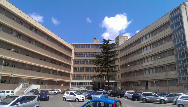 Muore in ospedale, trovato pieno di pidocchi. De Luca (M5S) chiede audizione dell’intero management