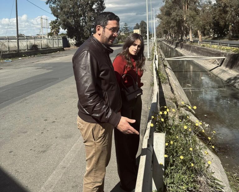 Ambiente. Moria di anguille in un canale di scolo a Catania. Sopralluogo degli M5S Ardizzone e Bonaccorsi